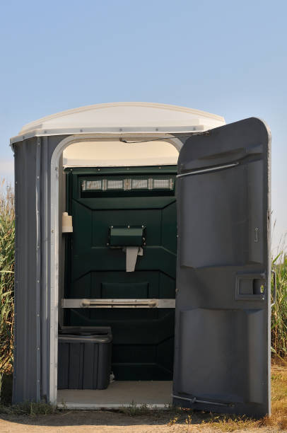 Porta potty delivery and setup in Highlands, CA